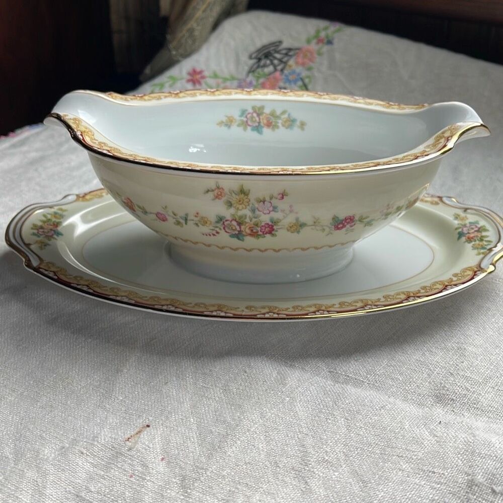 Vintage Noritake China gravy boat #4904 Dimity pattern.